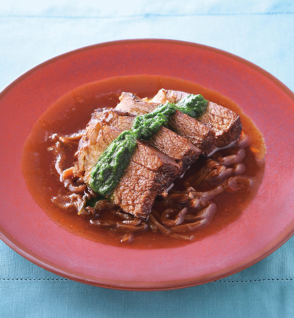 ステーキ肉の赤ワイン煮~チュミチュリソース添え~