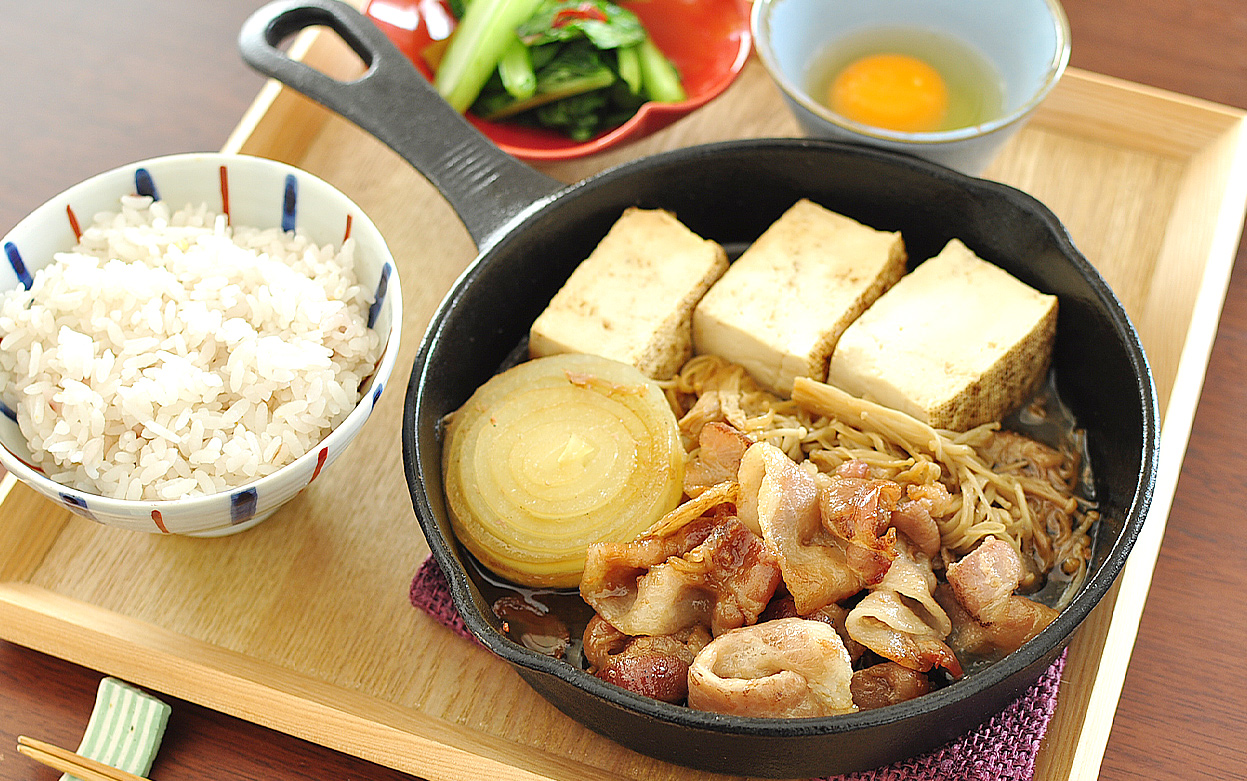 3月 スキレットでアメリカンポークのすき焼き風 井上食堂 居酒屋かなえ 特集 レシピ アメリカンビーフ アメリカンポーク公式サイト 米国食肉輸出連合会 3月 スキレットでアメリカンポークのすき焼き風 井上食堂 居酒屋かなえ 特集 レシピ アメリカンビーフ アメリカンポーク公式サイト 米国食肉輸出連合会